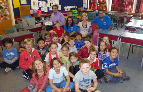 Dan and Aijita Sharma (Franchisees) and Clare Menzies (Franchise Regional Director) from CrestClean and Room 15 from Muritai School.