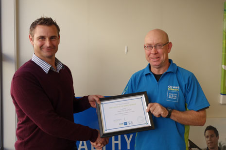 Tauranga Franchisee Murray Strutton receiving his 5 Year Long Service Award from Regional Director Jan Lichtwark.