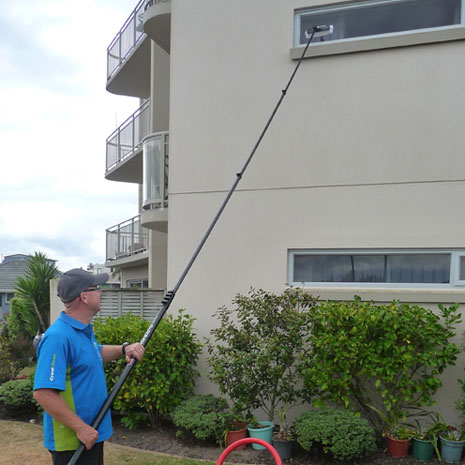 Tauranga Franchisee Murray Strutton makes window washing look easy with CrestClean’s Pure Water System.