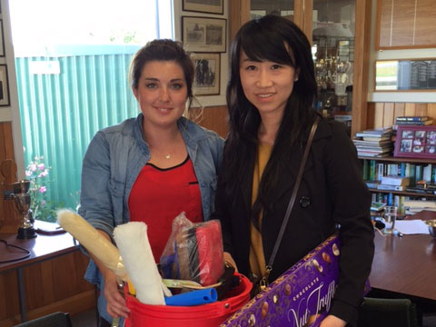 Gina Holland, from Waiwhetu Distributors, presented Christchurch South franchisee Annie Li with a raffle prize.