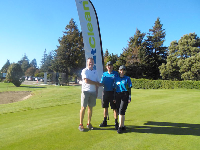 Nelson franchisees Colin and Linda Bartlett enjoyed the Lower Moutere School Golf Tournament. They are pictured with principal Chris Bascard.
