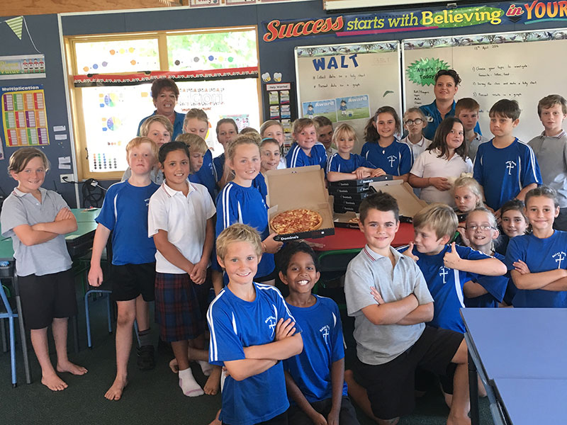 Kotuku classroom pupils at Saint Paul’s Catholic School in Richmond were pleased with their pizza lunch prize after they won the Cleanest Classroom Award for Term 1. They are pictured with Nelson franchisees Melanie and Robyn Fern.