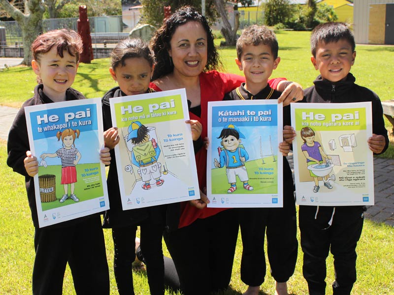 Tui Rolleston,Tumuaki at Te Kura o Matapihi School, with pupils Aletheia Papuni, Carly Hall, Te Awanui Yeager and Tukere Stanley-Kaweroa.