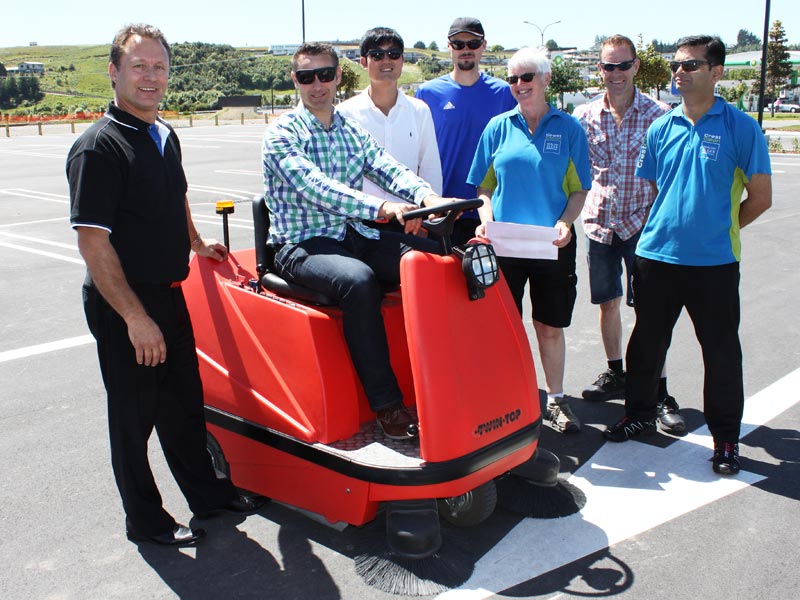 Proquip’s Brent Hanson shows Jan Lichtwark a new sweeper. Looking on are Woo Sung Lee, Reiner Pretorius, Jill Shepherd, Victor Haupt and Pinakin Patel.