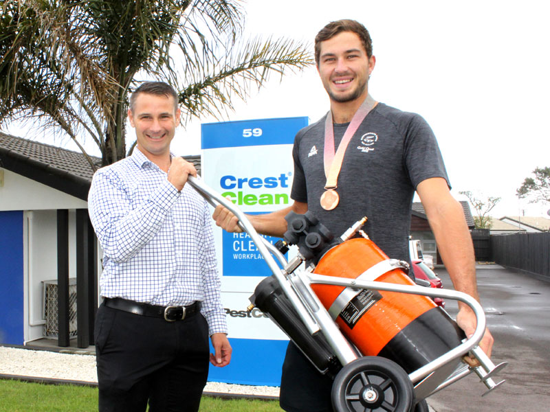 CrestClean Tauranga Regional Manager Jan Lichtwark presents a Pure Water Window Cleaning kit to Ben O’Dea. 